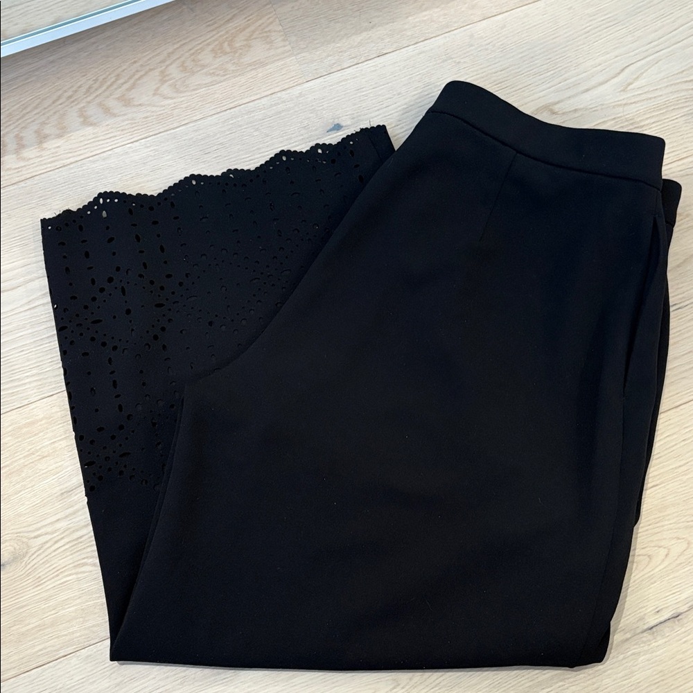 Dennis Basso Black Garment size M
Very comfortable excellent condition